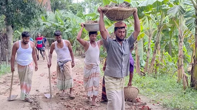 নাটোরে স্বেচ্ছাশ্রমে কাঁচা রাস্তার সংস্কার কাজ করছেন গ্রামবাসী
